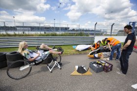 foto copyright Bas de Meijer, testdag Velox 4 op Raceway Venray, rijder Christien Veelenturf en teamleden in de voorbereiding op de testrit