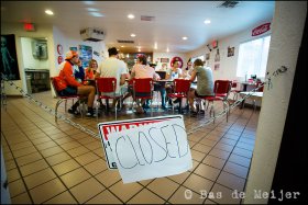 Het HPT is onderweg. Bij het Alien Center in de buurt van Area 51 krijgen ze het restaurant voor zich alleen, omdat anders de serveerster de drukte niet aan kan.