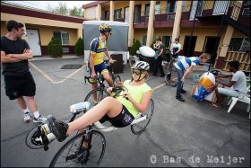 De fietsers gaan trainen met hun coach, de andere teamleden werken aan de fiets bij het hotel.