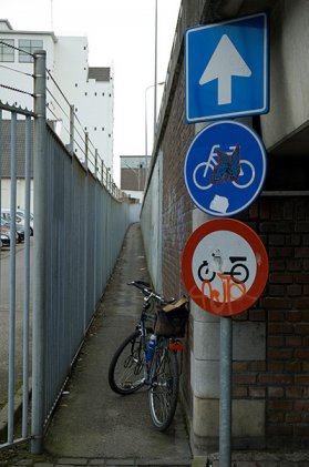 foto Leon Poels Maastricht, rare fietsvoorzieningen bron wereldfietser, met toestemming fotograaf vermeld op ligfiets.net