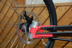 detail van de challenge Alizé trike voorvering, de driewieler kan geveerd worden uitgevoerd