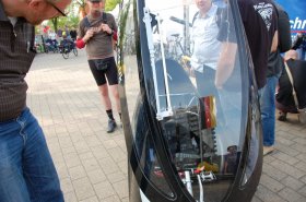 ice driewieler in een velomobiel omhulsel van het type challenger van fabrikant oceancycle.co.uk vooraanzicht met raam en ruitenwisser