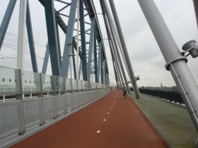 Foto van het fietspad naast het spoor over de Waal bij Nijmegen. Foto van FietsFileVrij.nl