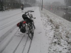 sneeuw ligfiets in winter ijs fietspad winterfietsen kerst