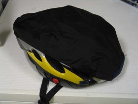 Dit helmdekje beschermt tegen regen en in voor- en najaar tegen kou.<br />
Het wordt met klittenband op de helm bevestigd en waait er zelfs met zeer harde wind niet af.