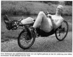 De enige deelnemer aan de World Naked Bike Ride 2004 in Apeldoorn die reed op een ligfiets (Optima Baron)<br />
Bron: Apeldoorns stadsblad woensdag 16 juni 2004, pag. 13.<br />
(Er stond een groot redactioneel artikel bij, als vervolg op een voorpagina-artikel. Eve