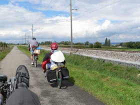 Ergens in Zwitserland, Bodensee op de achtergrond, je fietst veel langs spoorlijnen.