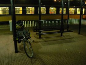 Echt het laatste nachtje, Thermarest uitgerold op het bankje, warm aangekleed en gaan pitten, de laatste trein naar Amsterdam was een half uur voor aankomst al vertrokken!!