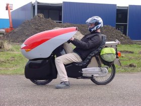 Een door Allert Jacbos tot ligmotor omgebouwde motorfiets.