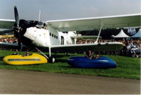 ligfietsers halen vliegtuig in (2004)